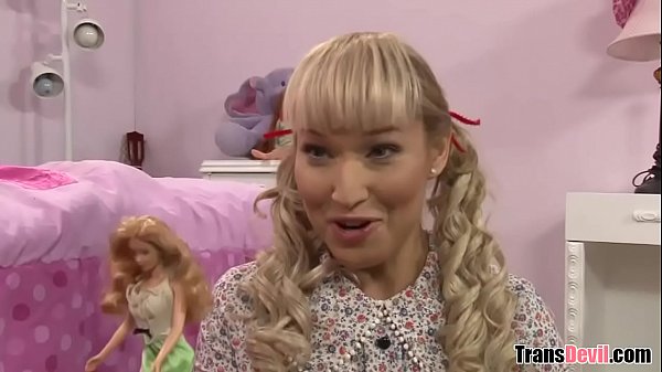 Bây giờ hãy xuống đó và bú cái âm vật của tôi đi! - Khloe Hart