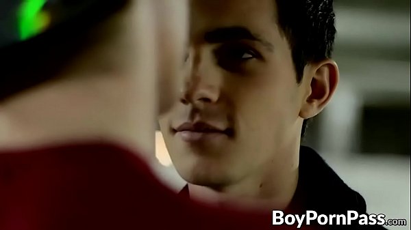 Vampiro prueba una polla de 8 pulgadas hasta el fondo de su culo