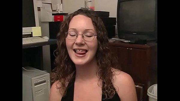 Praktikant gibt Kollege am Schreibtisch Blowjob