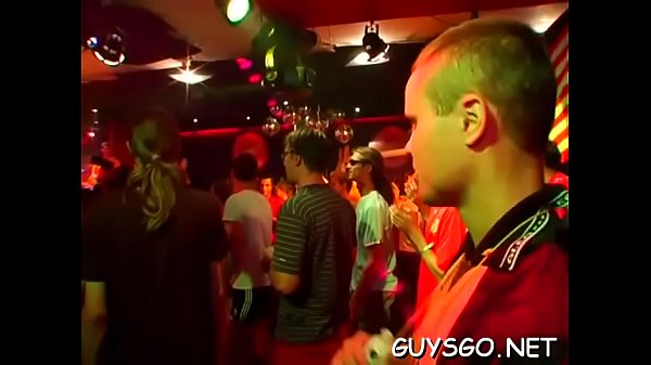 Junger Homo hat etwas Vergnügen