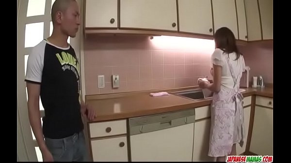 Hikaru Wakabayashi benutzt ihre großen Titten, um mit Schwänzen zu spielen