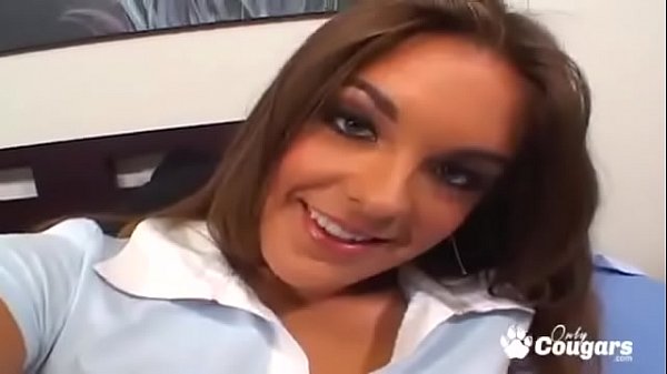 Ashlee Anne ha le sue dita sexy succhiate e scopate