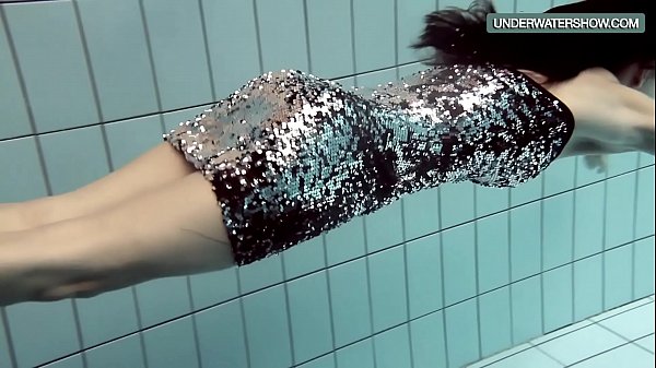 Loris schwarzhaariger Teenager wirbelt im Pool