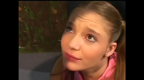 La ragazza ha il buco lasciato aperto