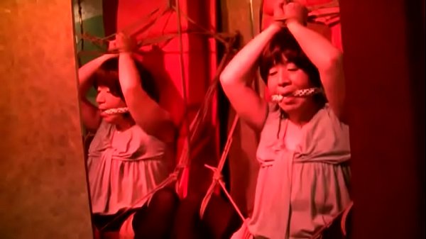 Jyosoukofujiko 被绑在肛门暴露的桌子上并兴奋