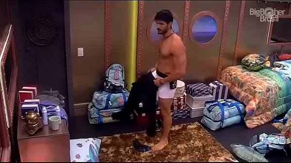 BBB18 - Lucas si fa la doccia e si gonfia nella sua biancheria intima bianca - Insta: @musculoduroblog