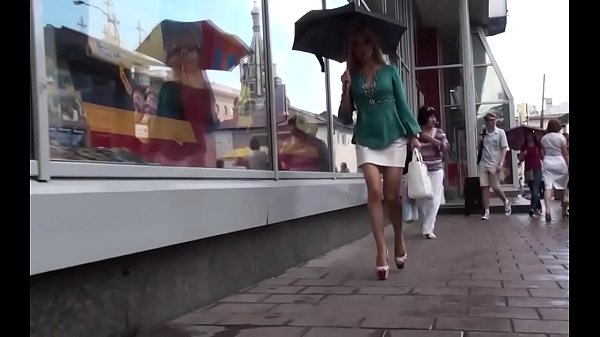 ma cosa si nasconde sotto la gonna di questa donna borghese?