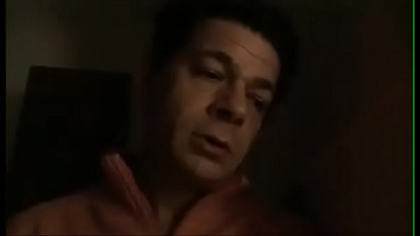 El padre ve a su hermano. y pierde la cabeza