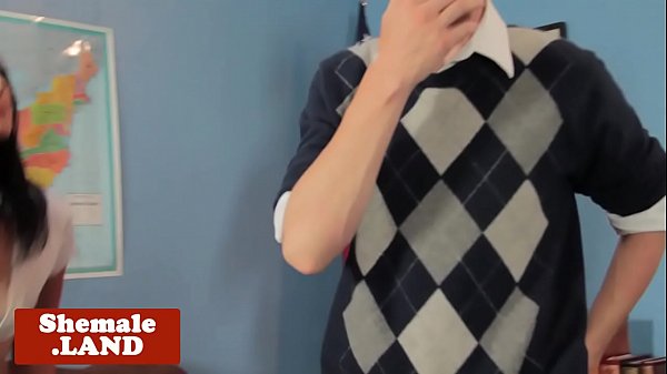 Schwanzlutschendes Tgirl beugt sich vor und wird in den Arsch gefickt