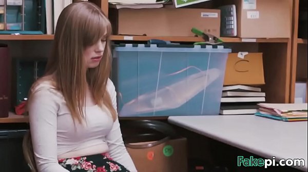 Aggressiver, blasser, schlanker Teenie-Schwanz reitet auf dem Ladentisch