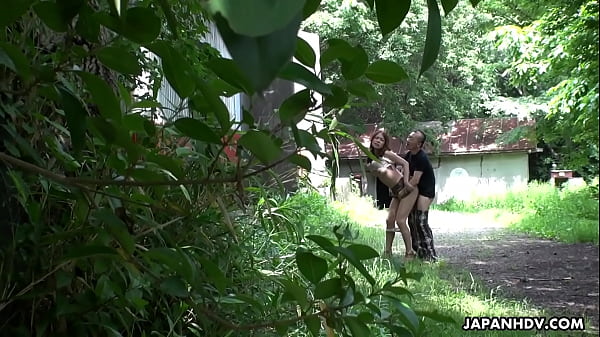 Si fa massaggiare la figa bagnata nel bel mezzo della giornata