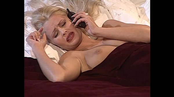 Sie ist noch nicht einmal angezogen, aber sie ist bereit zum Ficken