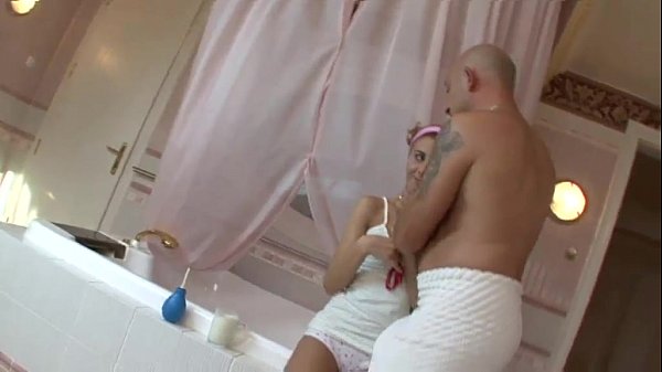 Süßer Teenager im Badezimmer in den Arsch gefickt