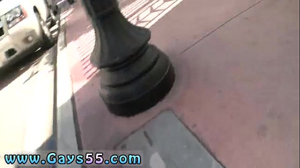 Uomini gay in perizoma in video pubblici e seghe emo in pubblico