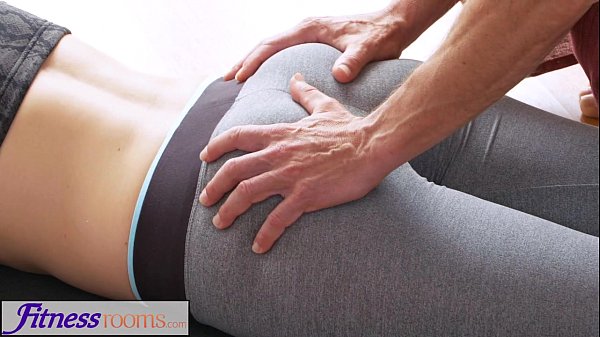 FitnessRooms Schmutziger Yogalehrer über wunderschönes Fitnessmodell