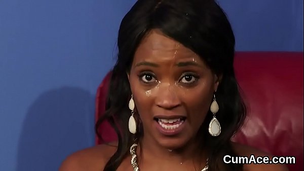 Dieses seltsame Luder bekommt eine Ladung Sperma ins Gesicht und frisst das ganze Sperma