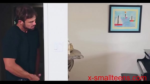 Süßes, sexy, dünnes Dienstmädchen bezahlt oben ohne Blowjob