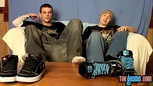 Des déviants de 18 ans se caressent les orteils en se branlant à côté
