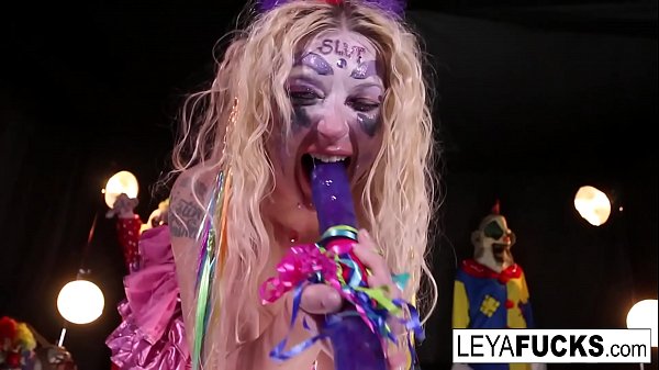 Die verrückte Clownin Leya lässt ihre Aggressionen an ihrer Muschi aus