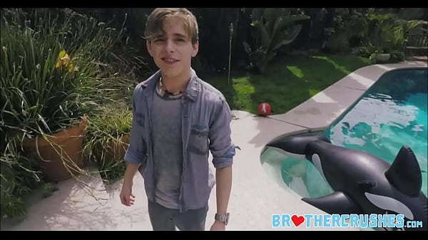 Twink Stiefbruder unterrichtet Dreier mit zwei älteren Jock-Stiefbrüdern am Pool