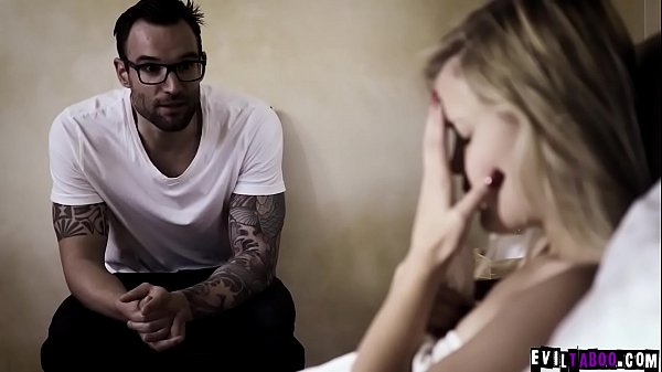 Die verletzliche Teenagerin Madison Hart wurde während ihrer Reha von diesem geilen Beamten zum Sex verleitet. Sie beschließt, dass es sich lohnt, mit der Beraterin zu ficken, als Gegenleistung dafür, dass sie vorzeitig entlassen wird.