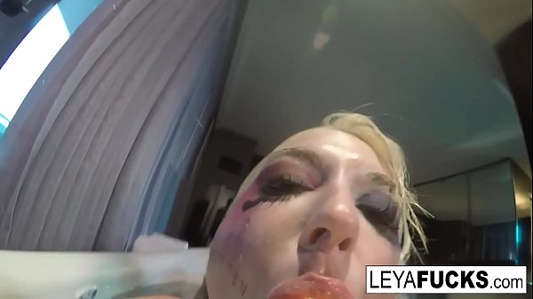 Leya Falcon benutzt den Wannenduschkopf an ihrem Arsch