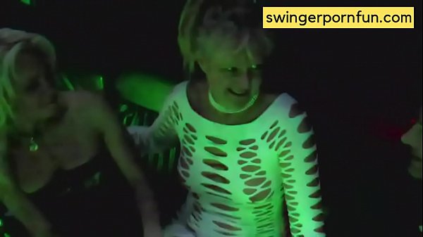 Vere mogli scambiste si incontrano in un autobus delle orge e si divertono con uomini a caso