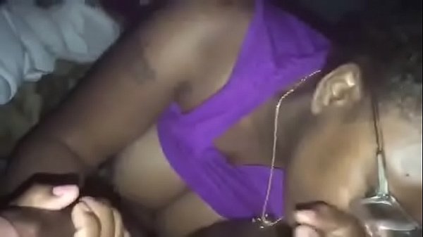 elle me suce jusqu'à ce qu'elle me fasse jouir