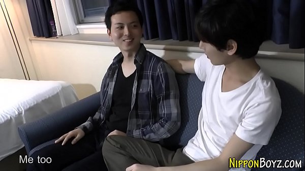 Trou de doigts d'ado asiatique