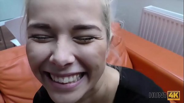 Una bella e sexy teenager si esibisce - teenager