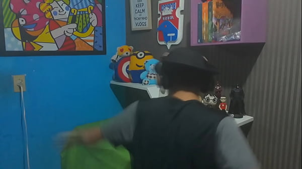 Freche Blondine und Brünette gehen in Bikinis am Strand spazieren. Weitere Videos finden Sie unter: YouTube.com/ThonynhoVlogs