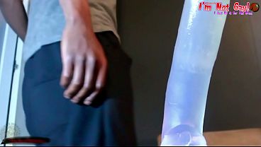 No soy gay, sólo hago esto por mis hermanastros: un tipo mono culo "heterosexual&quot_ se folla hasta las pelotas de una enorme polla, públicamente... para los amigos.