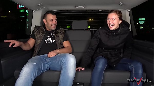 Bella ragazza succhia un cazzo in un furgone