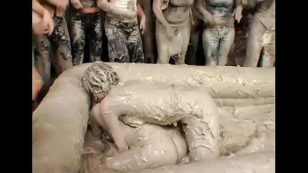 Top lesbienne se met en désordre dans un clip de combat de chats amateurs