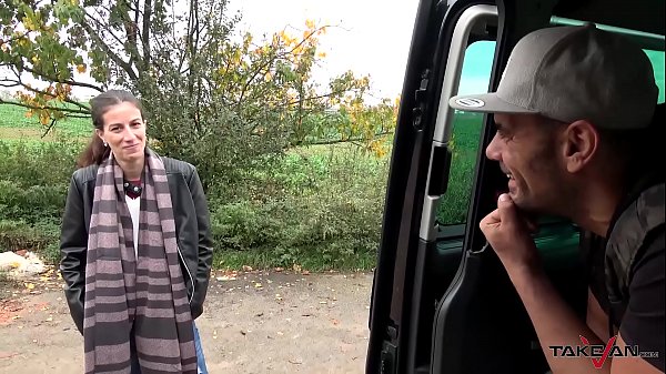 Alla ragazza rimorchiatrice piace prendere l'albero in un furgone