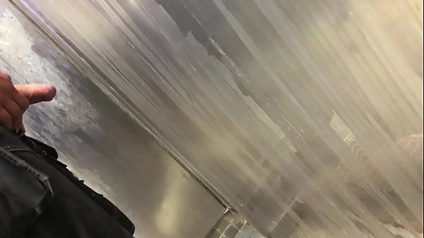 L'operaio ha iniziato a masturbarsi accanto a me nell'orinatoio. Ovviamente l'ho finito.