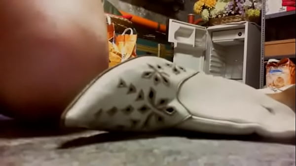 Destrozo un par de botas ¿te gustaría estar aquí para lamerlas todas?