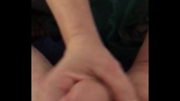 Gioco con la prostata per la prima volta mentre la ragazza mi massaggia il grosso cazzo duro.