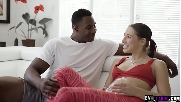 Die Teenie-Stalkerin Abella Danger ist besessen von ihrem heißen schwarzen Nachbarn Jax Slayher. Sie lud ihn in ihr Haus ein und verführt ihn, nur um ihre Muschi zu ficken.