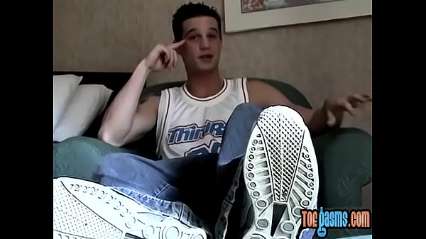 Twink desviado muestra sus pies descalzos y tira la polla en solitario