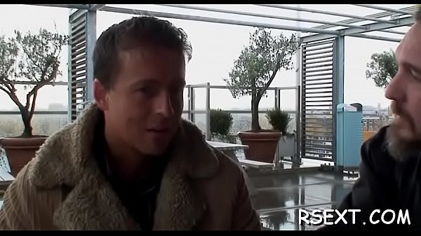 Hawt hooker with large fake boobs gives a steaming hawt blowjob