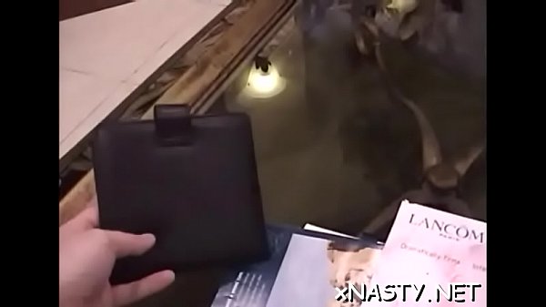 Un'adolescente eccitata non riesce a trattenersi dal scopare uomini dotati