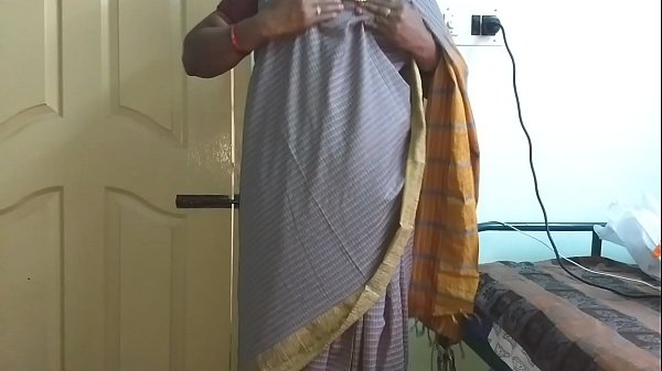 desi indiano tamil telugu kannada malayalam hindi moglie traditrice arrapata vanitha che indossa un sari di colore grigio che mostra grandi tette e figa rasata premere tette dure premere nip sfregamento figa masturbazione