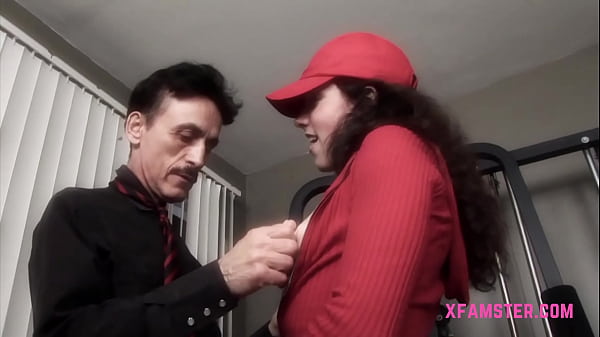 Una bella figa bagnata si fa scopare forte la piccola ragazza con i piedi di cammello