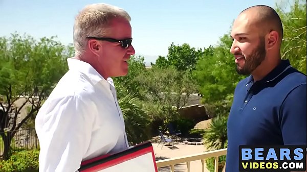 Connard déviant mature empilé brutalement par une bite brute d'ours