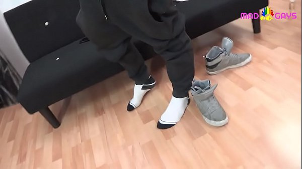 Garoto muito lindo com um pau grande e bolas grandes cheias de leite