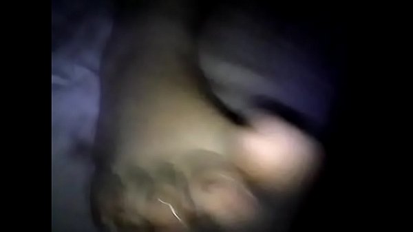 Velocemente la moglie fa una bella sega con i piedi e viene sui piedi.