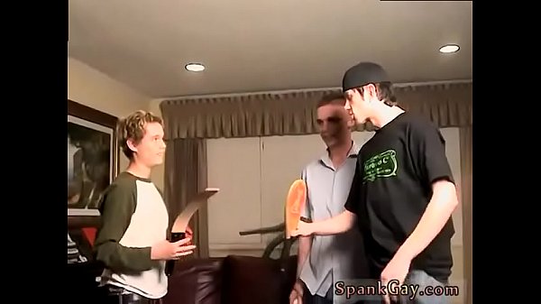 Il ragazzo senza peli sculacciava e gli uomini sculacciavano punizioni corporali gay An Orgy