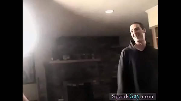 Sexo anal gay con un niño pequeño ¡Una orgía de azotes para niños!