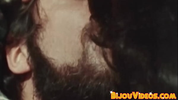 Homosexual peludo follado crudo por un desviado amoroso colgado al aire libre